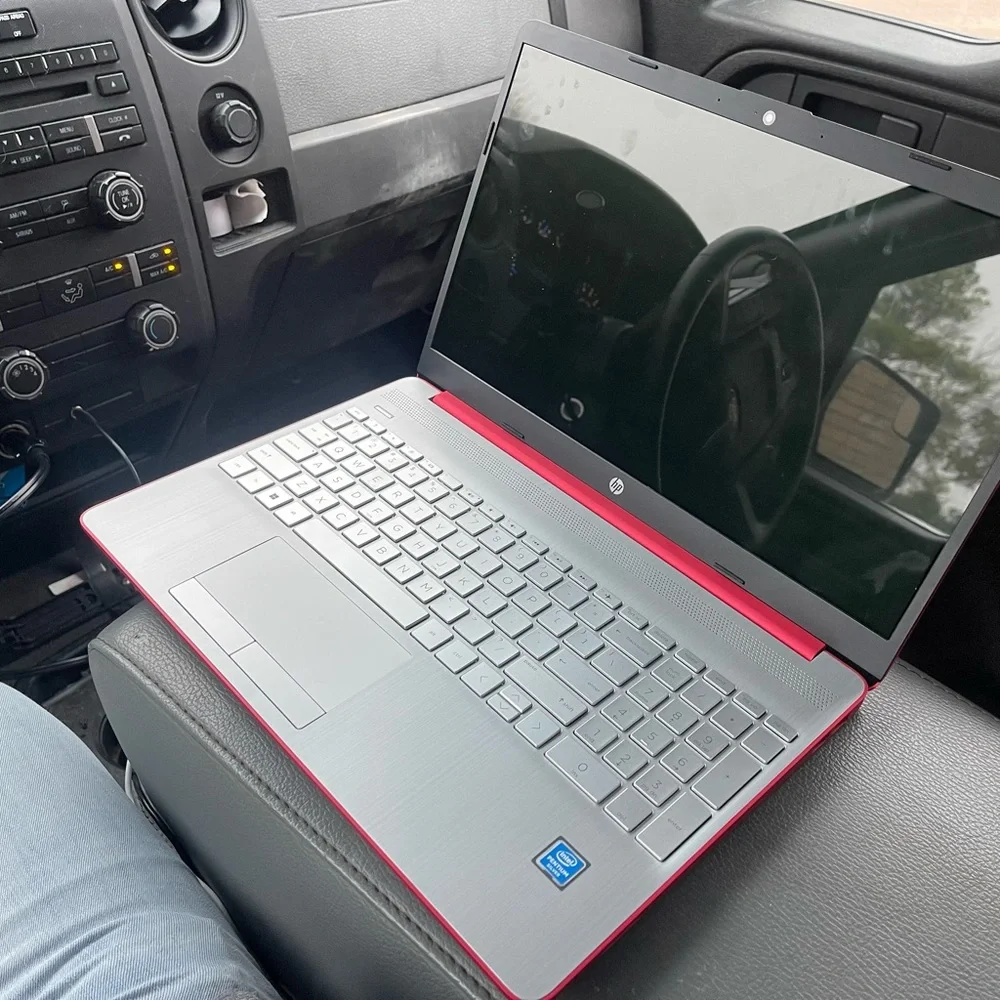 Ho. Red labtop